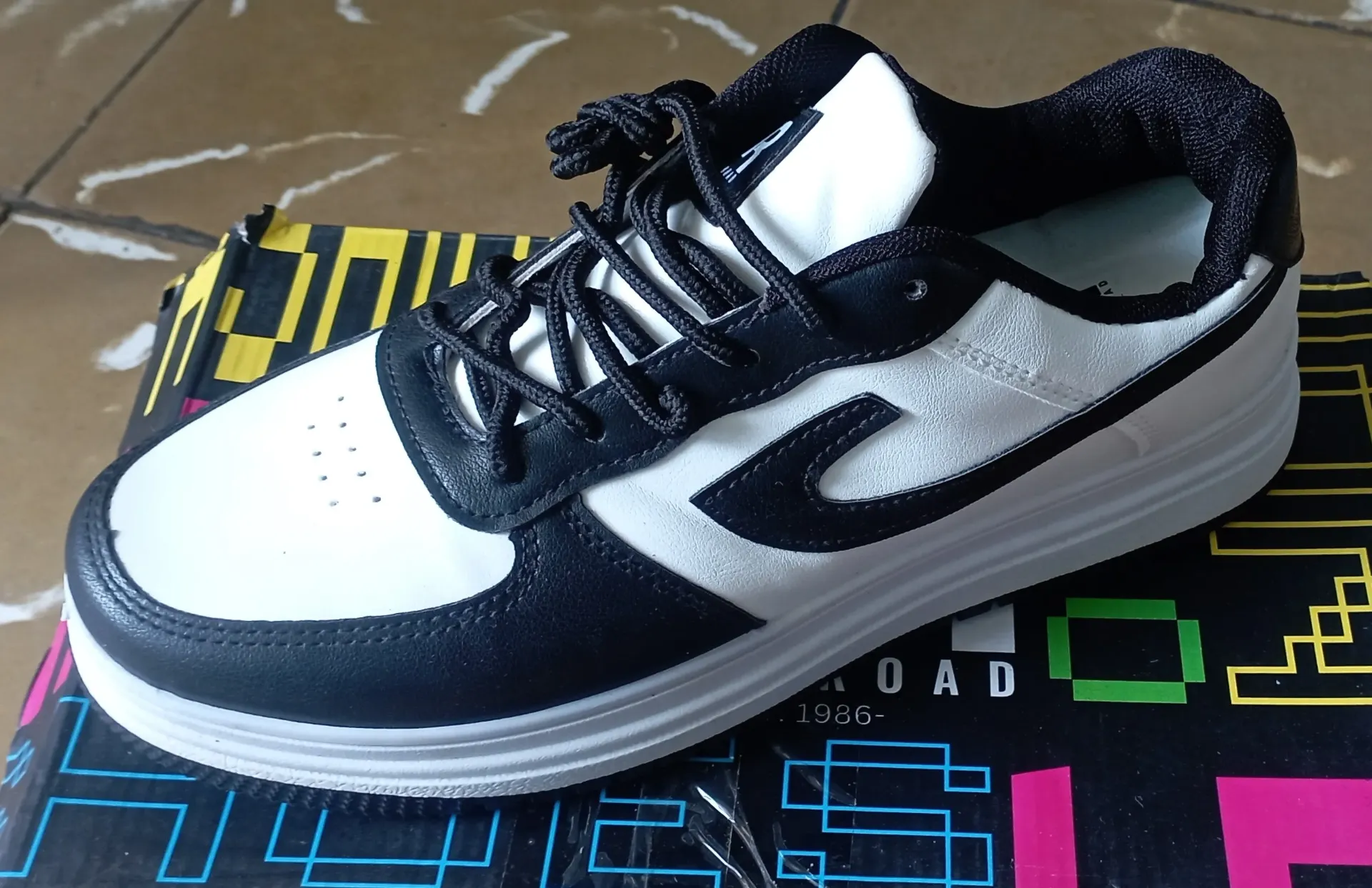 Modelo TOGAR 17 – Blanco con betas negras